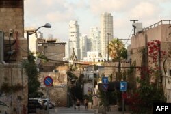 Par šeta sa svojim psom u Tel Avivu 24. juna 2025. godine, nakon primirja između Izraela i Irana.