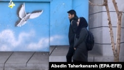 Mnogi Iranci, mlađi od 30 godina, pitaju se da li lideri zemlje mogu odgovoriti njihovim zahtjevima: Scott Lucas