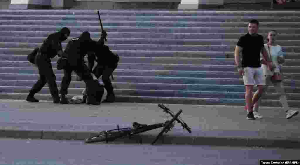 Beloruske bezbednosne snage dok tuku neidentifikovanu osobu u Minsku.