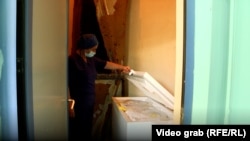 Një frigorifer në Klinikën e Gjinekologjisë në Prishtinë, ku po vendosen placentat. 