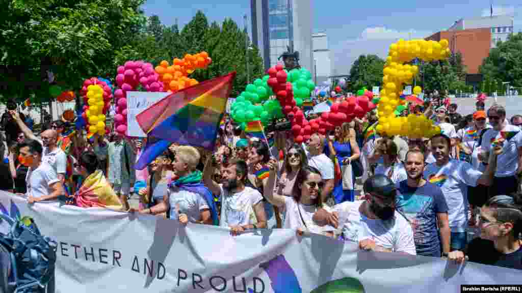 Në orën 12:00 filloi ecja nëpër sheshe, ndërsa përfundoi tek sheshi “Zahir Pajaziti” me një fjalim që adresoi mesazhin e Javës së Krenarisë për këtë vit, dhe me një koncert të shkurtër.