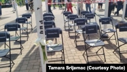 Šesnaest praznih stolica za 16 žrtava urušavanja nadstrešnice Željezničke stanice, šest meseci nakon tragedije, 1. maja 2025.