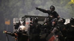 De ce devin violente protestele din Serbia?