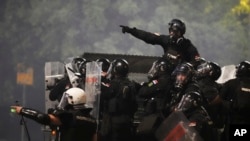 Forțele de securitate sârbe la o manifestație antiguvernamentală în apropierea sediului Partidului Progresist Sârb din Belgrad, pe 15 august.