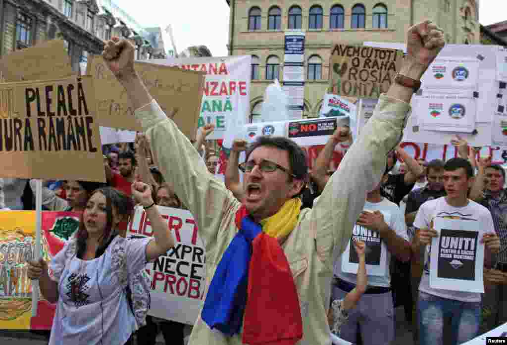 Romania -- Protesters shout slogans during a demonstration against the opening of the Rosia Montana open cast gold mine in Bucharest, September 1, 2013