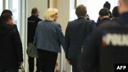 Lidera extremei drepte franceze, Marine Le Pen (centru), părăsește clădirea tribunalului de la Paris după condamnarea ei pentru deturnare de fonduri europene, pe 31 martie 2025.