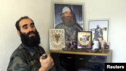 Ridvan Ćazimi, u kancelariji u Velikom Trnovcu. Zabeleženo 14. marta 2001. godine, dva i po meseca pre nego što je ubijen pod do danas nerasvetljenim okolnostima.