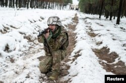 Soldații ucraineni se antrenează zilnic pentru a știi cum să manevreze echipamentul primit din Occident.