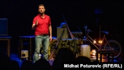 Predstava je u Sarajevu premijerno prikazana u Sarajevskom Ratnom Teatru (SARTR)