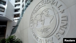 Logoja e Fondit Monetar Ndërkombëtar në selinë e tij në Uashington.