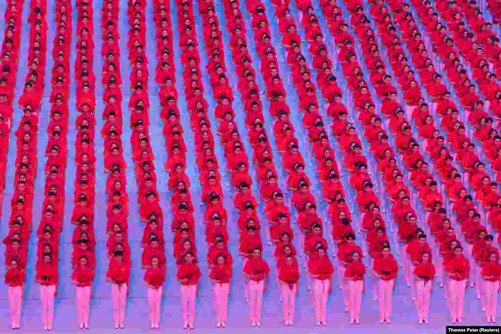 Црвената боја доби многу акцент на настапот на 28 јуни на Националниот стадион во Пекинг.