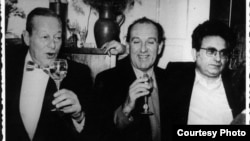 Între prietenii săi scriitori, Radu Albala și Radu Cosașu