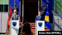 Edi Rama (levo), premijer Albanije i Aljbin Kurti (desno), premijer Kosova, tokom konferencije za novinare u Prštini 27. septembra 2021.