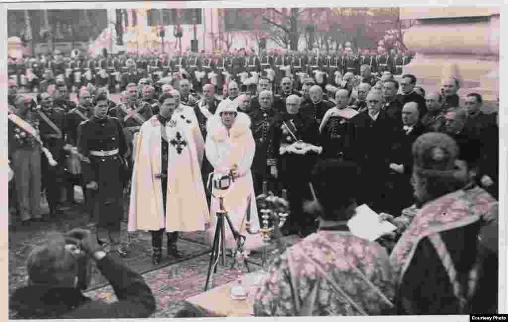 La inaugurarea Arcului de Triumf din București, pe 1 Decembrie 1936 - cel care poate fi văzut și azi în capitala României.