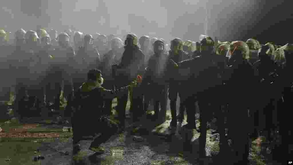 Egy tüntető virágot ad a rohamrendőröknek Isztambulban 2025. március 23-án. Ekrem İmamoğlut pár nappal azelőtt vették őrizetbe, hogy hivatalosan is kinevezték volna a következő elnökválasztás egyik jelöltjének