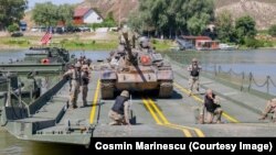 Pod mobil militar instalat de Armata Română, peste brațul Măcin al Dunării, la Frecăței, în Dobrogea, în timpul exercițiului Saber Guardian 25.
