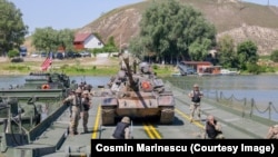 Pod mobil militar instalat de Armata Română, peste brațul Măcin al Dunării, la Frecăței, în Dobrogea, în timpul exercițiului Saber Guardian 25.
