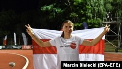 Kriszcina Cimanouszkaja a belarusz ellenzék zászlajával egy futóversenyen a lengyelországi Szczecinben 2021. augusztus 15-én