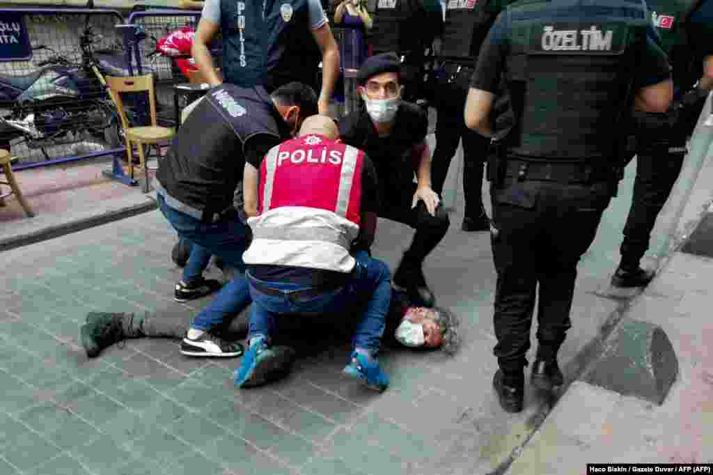 Az AFP fotóriporterét, Bulent Kilict is letartóztatták, aki az eseményeket dokumentálta.