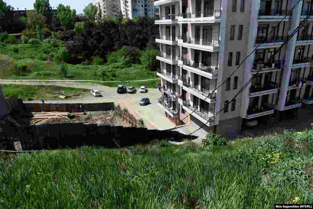 მშენებლობას ამხანაგობა &quot;ჰაუზ სთრონგი&quot; ახორციელებს.