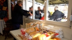 Расте бројот на гладни, редиците пред народните кујни сѐ подолги