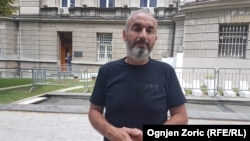 Milovan Milivojevič, čiji je sin poginuo u fabrici u Lučanima, pre dve godine, ispred Predsedništva Srbije, 17. juna 2019.