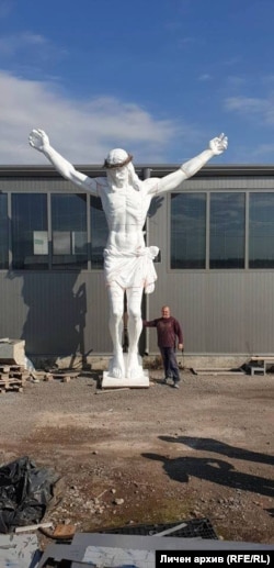 Статуята и авторcj в двора на леярната