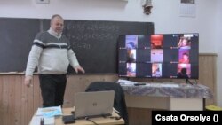 Online anyanyelv- és matematika órát tart Rácz Árpád tanító a gyimesi Hidegségben 2021 januárjában.