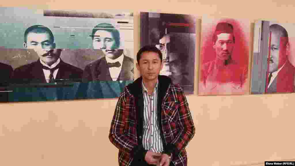 Сырлыбек Бекботаев на фоне другой своей экспозиции - серии фотографических принтов под названием &quot;Красный фильтр&quot;. Используя цвет, деформацию образов и лиц, художник попытался показать историю национально-освободительного восстания партии &quot;Алаш&quot;, связывая лица и героев в общий исторический контекст. - Я хотел подать в более современном формате. Через современное искусство можно что-то показать по-новому. В истории еще есть белые пятна, есть искаженная информация, и в этом проекте я хочу это рассказать и показать. Нам бы хотелось показать эту выставку по всему Казахстану, но средств от государства нет, это на наших интересах держится, - сказал репортеру Азаттыка художник Сырлыбек Бекботаев.