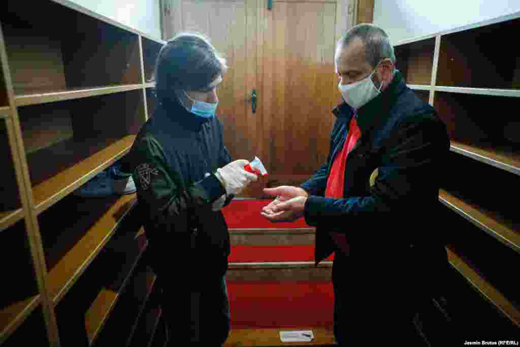 Vjernik ulazi u Čekrekčijinu džamiju u starom dijelu Sarajeva. Na ulazu svi moraju proći dezinfekciju ruku.