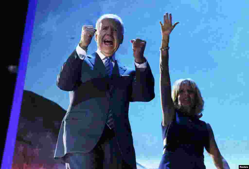 Joe Biden sa suprugom, Chicago, 7. novembar 2012. Foto: REUTERS / Kevin Lamarque 