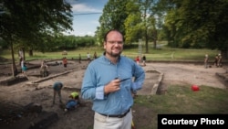 Проф. Иржи Махачек на мястото на разкопките в Лани