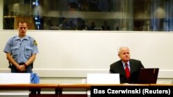 Поранешниот југословенски претседател Слободан Милошевиќ ја отвори својата одбрана во Хаг на 5 јули 2004 година