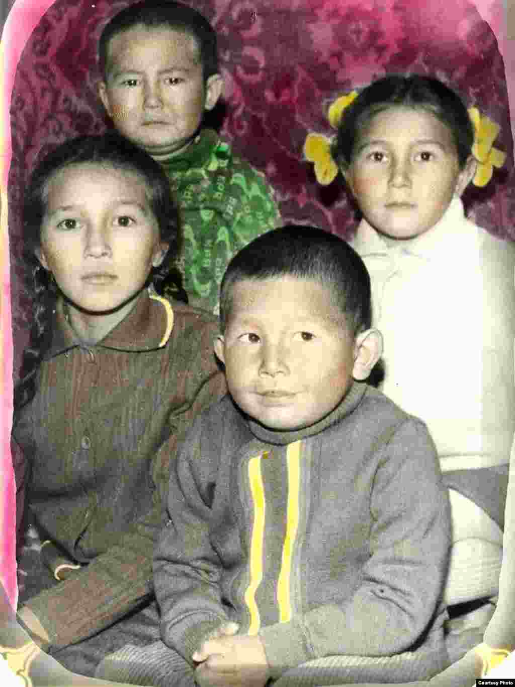 Ляззат со своими сестричками и братиком в далеком детстве. 