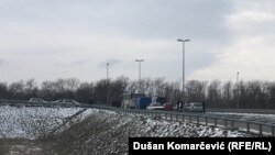 Serbi: Policia bllokon rrugën që çon në sallën e sporteve në Kovilovo, ku ishte paraparë të mbahej ndeshja në mes të Kosovës dhe Serbisë 