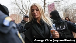 Laura Vicol și Vladimir Ciorbă (cu șapcă gri) sunt aduși la audieri la DIICOT în dosarul Nordis, în București, 3 februarie 2025. 