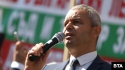 Пред сградата на Народното събрание се провежда митинг в защита на българския лев. На снимката: председателят на „Възраждане” Костадин Костадинов.