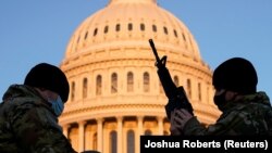 უშიშროების ძალები აშშ-ის კაპიტოლიუმის წინ.