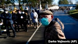 Građani u redu za vakcinaciju protiv korona virusa na Beogradskom sajmu (25. januar 2021.)