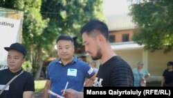 Гражданский активист Альнур Ильяшев (справа). 