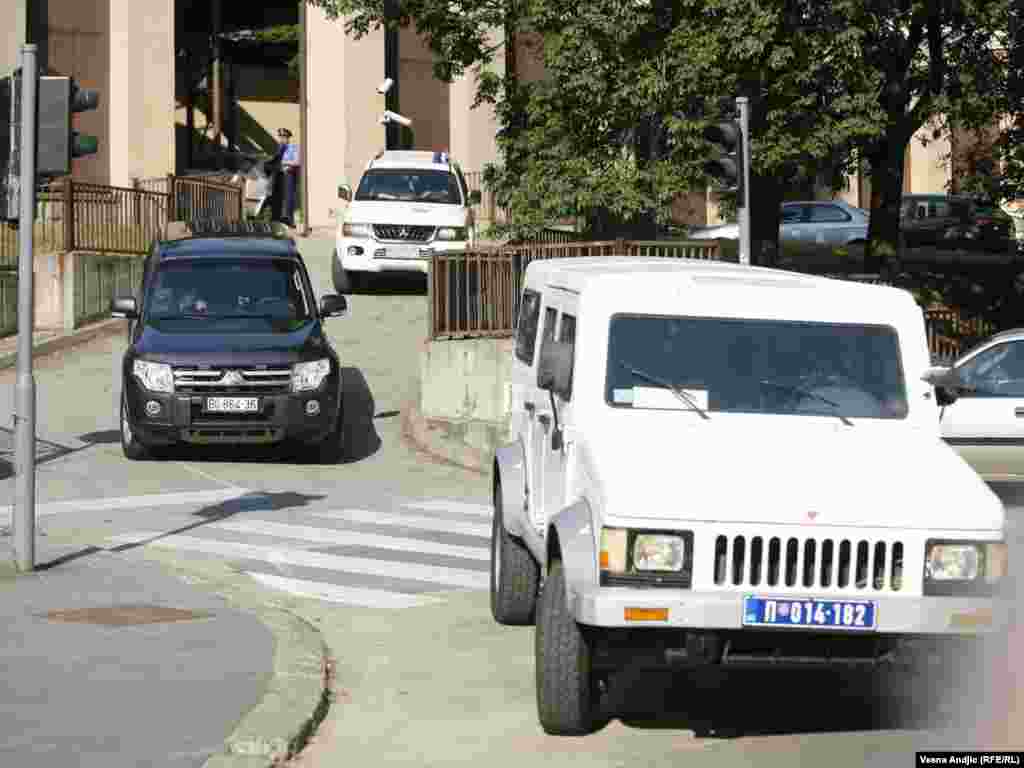 Konvoj vozila u kojem se navodno nalazio i Ratko Mladić na putu ka beogradskom aerodromu
