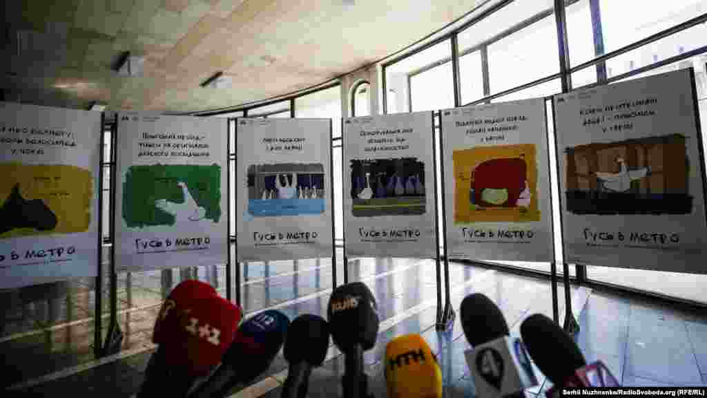 Перший &ndash; це відкриття виставки &laquo;Гусь у метро&raquo; у вестибюлі &laquo;Золотих воріт&raquo;