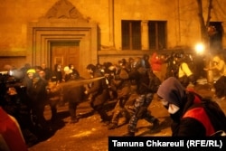 Poliția lansează spray lacrimogen în protestatarii de lângă clădirea parlamentului.