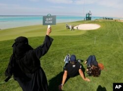 În țări musulmane ca Arabia Saudită, să nu porți hiqab este foarte riscant. În imagine: o femeie la un turneu de golf pe malul Mării Roșii, la 2 februarie 2020.