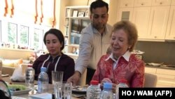 
Princeza Latifa sa komesarkom UN-a za ljudska prava Mary Robinson na ručku u svom domu nakon pokušaja bijega 2018. 