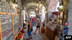 Prodaja suvenira u Kotoru, 8. avgust 2018.