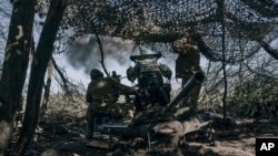 Украински војници пукаат со топ во близина на Бахмут, 5 мај, 2023