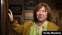 Svetlana Alexievici vorbește cu jurnaliștii în fața apartamentului ei din Minsk, 9 septembrie 2020