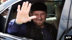 Рамзан Кадыров машет толпе после церемонии открытия новой мечети в арабском израильском городе Абу-Гош, к западу от Иерусалима, 23 марта 2014 года