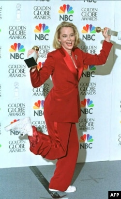 Сибил Шепърд позира с третата си награда "Златен глобус", 21 януари 1996 г.